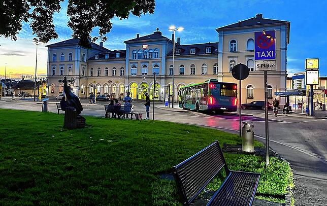 Der Vorplatz am Stadtbahnhof ist ein beliebter Treffpunkt auch am Abend vor allem für junge Leute. Viele Häfler fühlen sich hier unsicher.