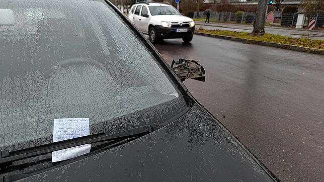 An der Überlinger Straße hat die Polizei Betroffene per Zettel gebeten, sich bei den Ermittlungsbehörde zu melden.