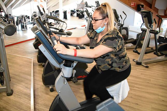 Die 17 Jahre alte Celina Heinrich startet gerade ihr Training im Clever fit-Studio in Donaueschingen.