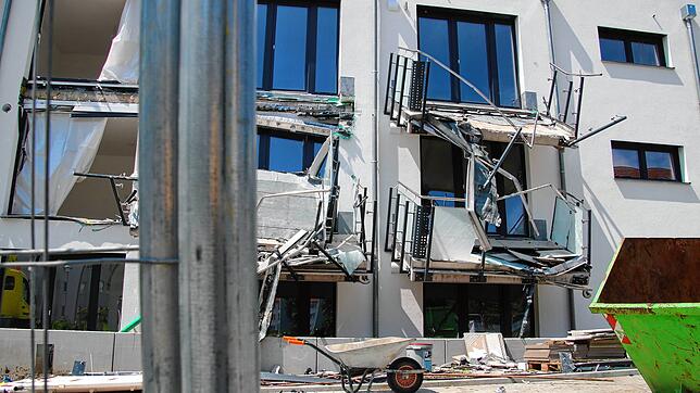 Ende Juli in Blumberg: Es sind Bilder der Verwüstung, die sich nach der wilden Baggerfahrt eines Bauunternehmers in der Vogtgasse ...