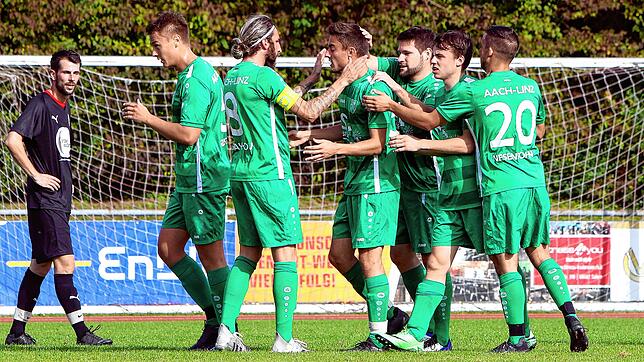 Mit einem Doppelpack von Johannes Blum (auf dem Archivbild der Dritte von links) hat der TSV Aach-Linz den SC Konstanz-Wollmatingen 3:1 ...