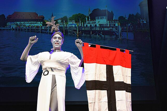 Simon Götz bei seiner Büttenrede als Imperia, die dringend von Konstanz weg will