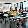 Mit bestem Ausblick auf den Rhein studieren Maren Morath, Adrian Lauber, Carina Griebel, Lea Rösch und Pauline Dietsche (von links) ...