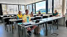 Mit bestem Ausblick auf den Rhein studieren Maren Morath, Adrian Lauber, Carina Griebel, Lea Rösch und Pauline Dietsche (von links) ...