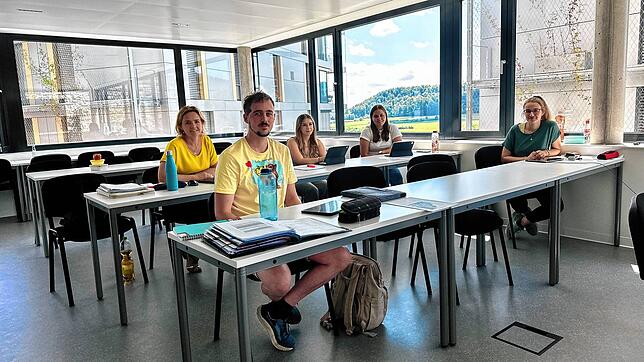 Mit bestem Ausblick auf den Rhein studieren Maren Morath, Adrian Lauber, Carina Griebel, Lea Rösch und Pauline Dietsche (von links) ...
