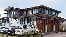 Der Bauhof in der Ortsmitte von Daisendorf. Im Obergeschoss des Gebäudes sollen künftig Geflüchtete unterkommen. Foto: Jürgen Baltes