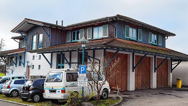 Der Bauhof in der Ortsmitte von Daisendorf. Im Obergeschoss des Gebäudes sollen künftig Geflüchtete unterkommen. Foto: Jürgen Baltes