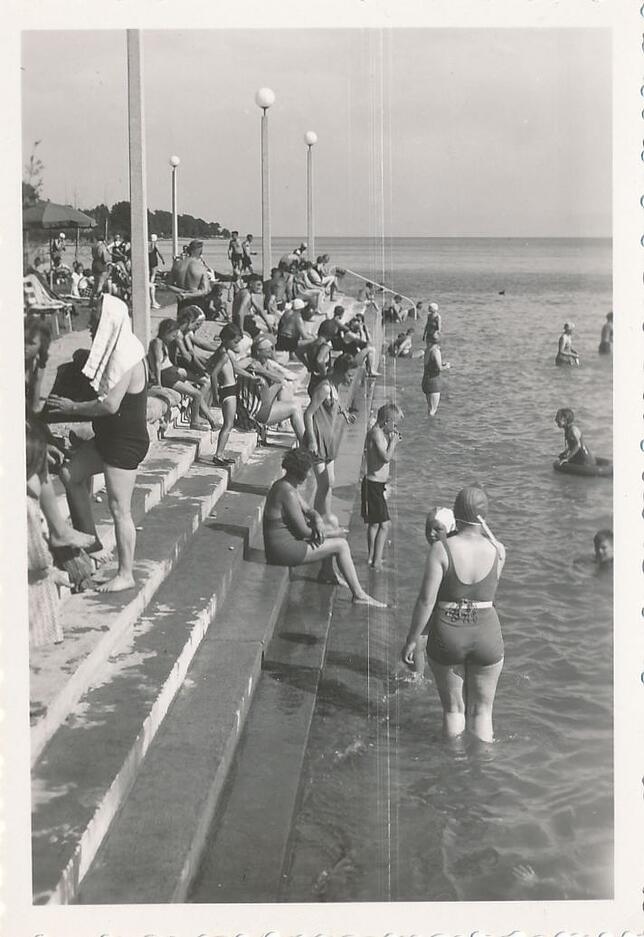 Ein unbekannter Fotograf hält den Badetrubel an einem Junitag im Jahr 1935 fest.