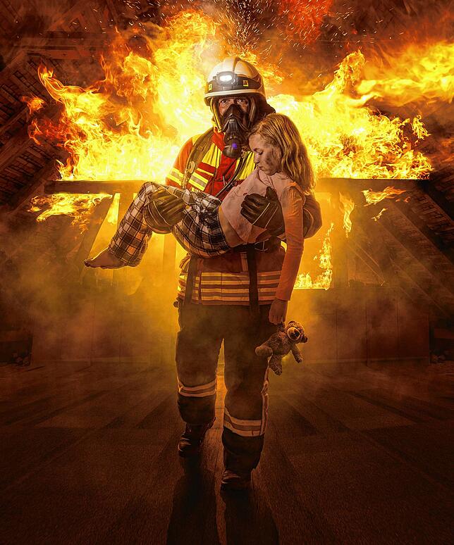Diese Bildmontage stellt dar, wie ein Feuerwehrmann ein Kind aus dem Feuer rettet.