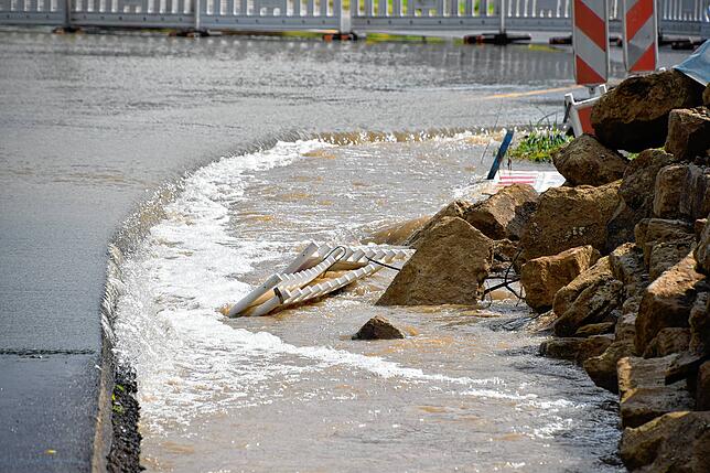 Bild 7: Land unter, Straße unter: Bilder von der überfluteten Brücken-Baustelle auf der L194 beim Freibad