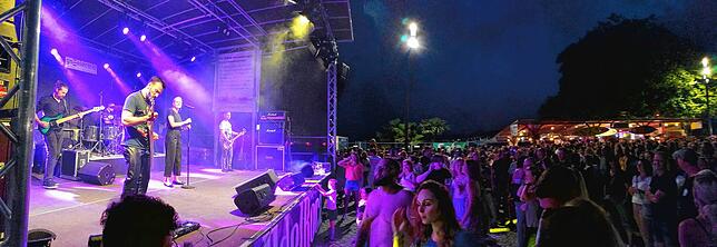 Am Abend gehörte die Promenade dem Partyvolk &ndash; mit der Band Edelrock.