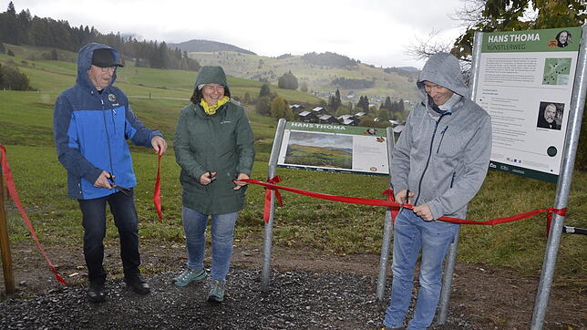 Robert Rosenfelder (links), Kerstin Köpfer und Bürgermeister Alexander Schönemann eröffnen mit dem Durchschneiden des roten Bandes den ...