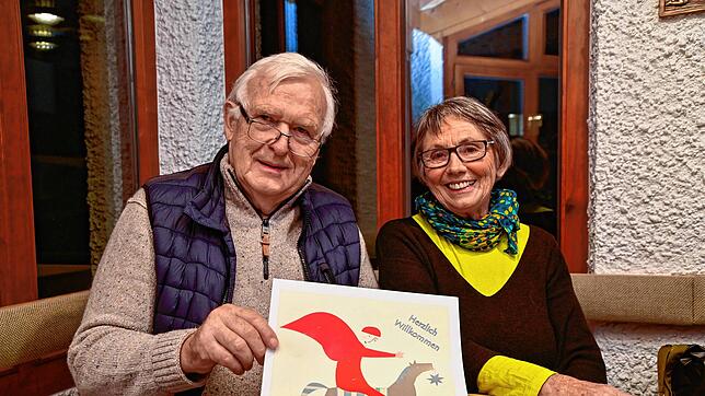 Josef Vogt und Ursula Harzer vom Gemeindeteam weisen auf das Martinsfest am 11. November hin. Sie wollen damit auch auf die tiefere ...