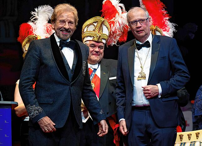 Günther Jauch (r) und Thomas Gottschalk stehen im Deutschen Theater nach der Verleihung des Karl-Valentin-Ordens auf der Bühne. ...