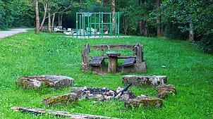 Ab sofort darf an dieser Stelle nicht mehr gegrillt werden. Die Feuerstelle am Wolfsbach in Tannheim liegt zu nah am Waldrand. Foto: ...