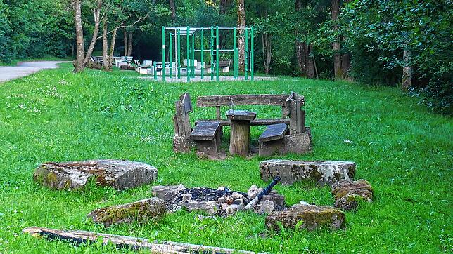 Ab sofort darf an dieser Stelle nicht mehr gegrillt werden. Die Feuerstelle am Wolfsbach in Tannheim liegt zu nah am Waldrand. Foto: ...