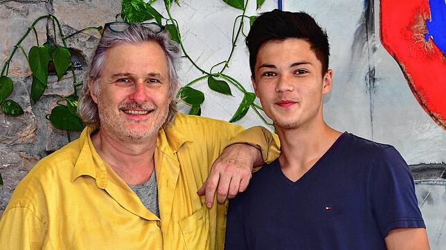 Toller Coup: Tommy Buschle (links) hat das Video mit dem Tor von Timo Lindner an fussball.de geschickt. Nun ist der 18-jährige Fußballer ...