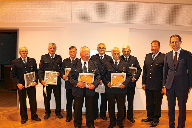 Die Stadt ehrt verdiente Hauptfeuerwehrmänner für 50 Jahre Dienst: Otto Reiner (von links), Roland Scheu, Artur Heine, Guido ...