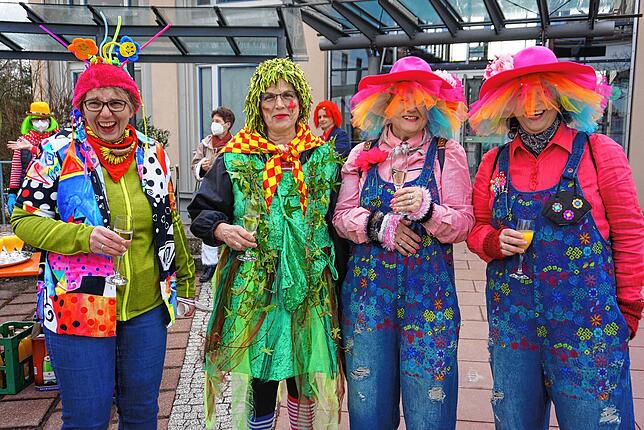 Einige wenige Närrinnen ließen sich vor dem Rathaus Ühlingen das Schmutzige Donnerstaggeschehen nicht entgehen.
