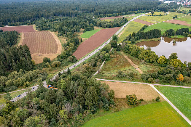 Die heutige Anbindung von Peterzeller Straße/Landesstraße 181 (oben, von links) an die Bundesstraße 33. Bleibt es dabei oder rückt die ...