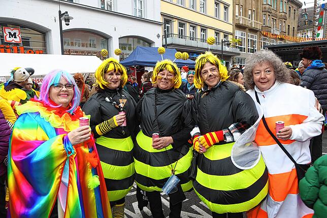 Bild 33: Närrisches Treiben beim Narrenmarkt 2024 in Konstanz
