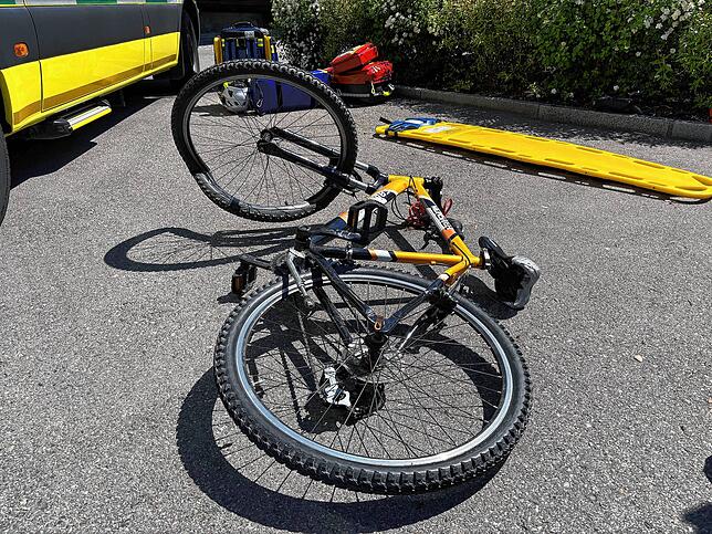 Das kaputte Fahrrad liegt auf der Bahnhofstraße.