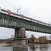 Wenn sich die deutschen Bahnbetreiber nur ein Beispiel an der SBB nehmen würden! Hier ein Zug auf der Eisenbahnbrücke zwischen Waldshut ...