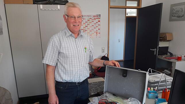 Bernd Lohmiller mit dem Bombenkoffer des Villinger Commersbankräubers. Zu dessen Verhaftung haben die Ermittlungen des Kripo-Beamte ...