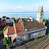 Die katholische Stadtpfarrkirche Mariä Heimsuchung aus der Vogelperspektive.