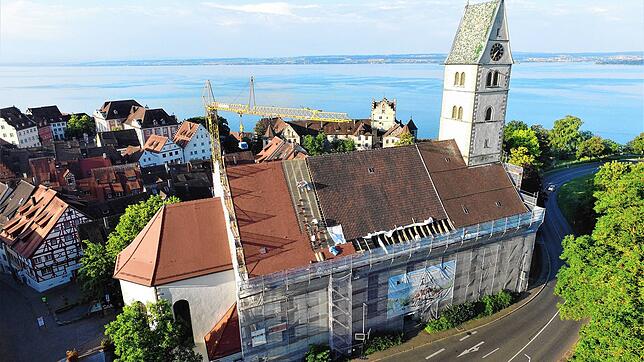 Die katholische Stadtpfarrkirche Mariä Heimsuchung aus der Vogelperspektive.