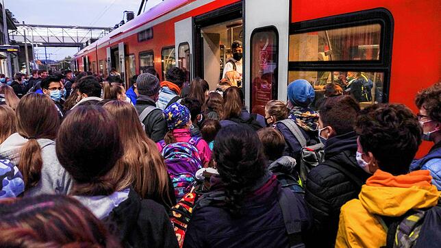 Dichtes Gedränge herrscht, wenn der Schülerzug morgens auf dem Gottmadinger Bahnhof die Türen öffnet. Wer Einlass finden will, muss sich ...