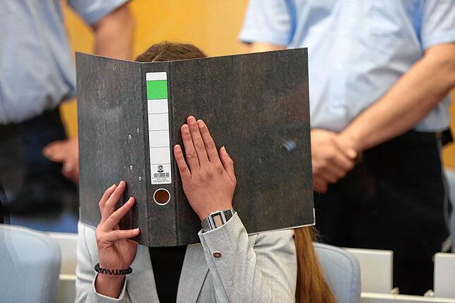 Sarah O. zum Prozessauftakt im Gerichtssaal des Hochsicherheitstrakts des Oberlandesgerichts Düsseldorf. Die Konstanzerin wurde als ...