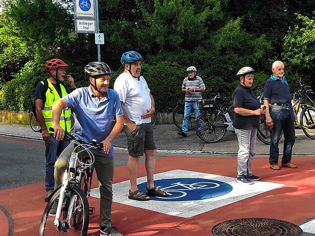 Der ADFC und die SPD-Fraktion machten an vielen Stationen Halt, hier an der Kreuzung Schillerstraße/Widerholdstraße. Die Fahrradstraße ...