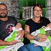 Seit 9. August dieses Jahres sind Alexander Jäger und Bianca Went Eltern von Zwillingen. Unser Bild zeigt Papa Alexander mit Emma und ...
