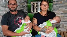 Seit 9. August dieses Jahres sind Alexander Jäger und Bianca Went Eltern von Zwillingen. Unser Bild zeigt Papa Alexander mit Emma und ...