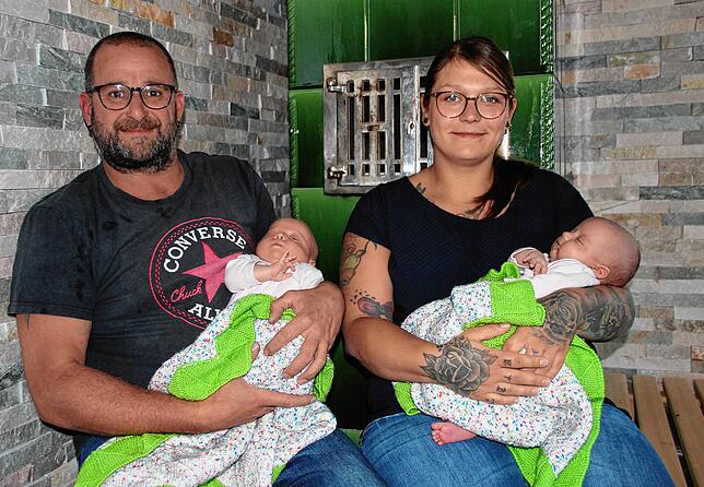 Seit 9. August dieses Jahres sind Alexander Jäger und Bianca Went Eltern von Zwillingen. Unser Bild zeigt Papa Alexander mit Emma und ...