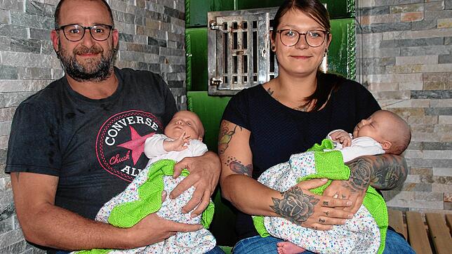 Seit 9. August dieses Jahres sind Alexander Jäger und Bianca Went Eltern von Zwillingen. Unser Bild zeigt Papa Alexander mit Emma und ...