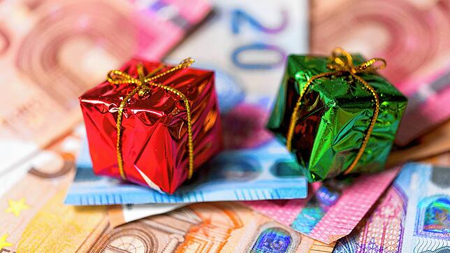 Geldgeschenk: Jeder zweite Angestellte in Deutschland erhält Weihnachtsgeld.