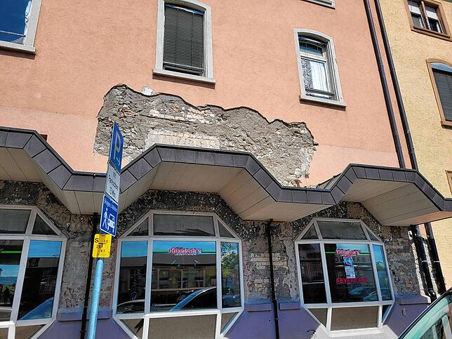 Es wurde auch Teile der alten Stadtmauer entdeckt, diese müssen erhalten bleiben. Doch das Gebäude soll eigentlich abgerissen und wieder ...