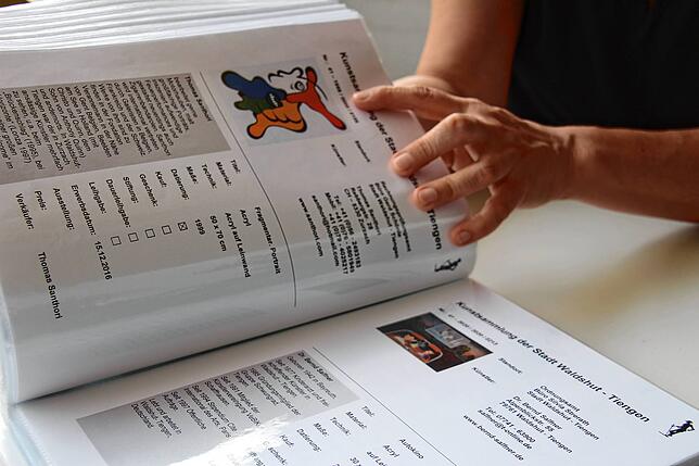 Aus dem Katalog können sich interessierte Leiher Arbeiten aussuchen, die ihnen gefallen.