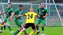 Der Denkinger Dominik Schmidt (Mitte) gegen die Aach-Linzer Achim Schwellinger (Mitte) und Senol Yildiz (rechts). Bild: Fischer