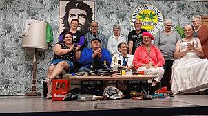 Die Laienschauspieler des Radsportvereins Lienheim und ihre fleißigen Helfer (hinten, von links): Meike Gampp, Martin Sutter, Amanda ...