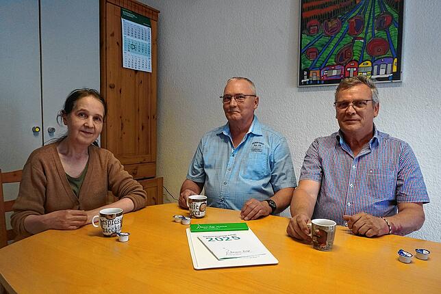 Peter Meyer (rechts) und Harold Frahm von der Rheuma-Liga Arbeitsgemeinschaft Waldshut-Tiengen sprechen mit unserer Mitarbeiterin Ursula ...