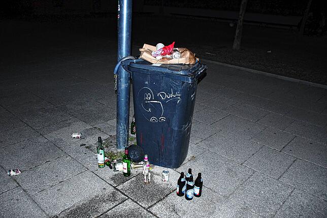 Nach Mitternacht beginnen die Mülleimer überzuquellen.