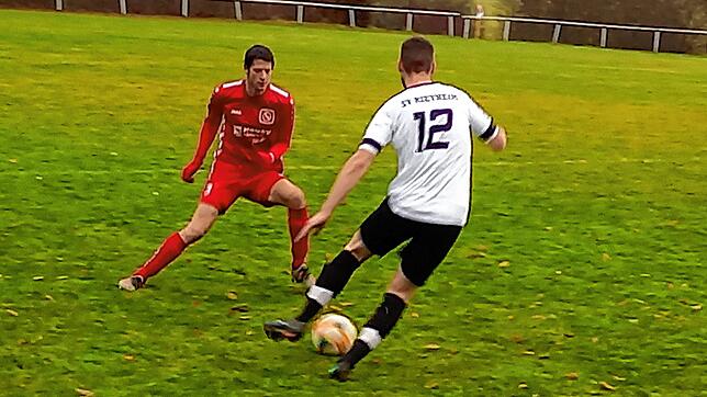 Gastgeber Rietheim (weiß) war gegen Bezirksliga-Spitzenreiter Königsfeld chancenlos.