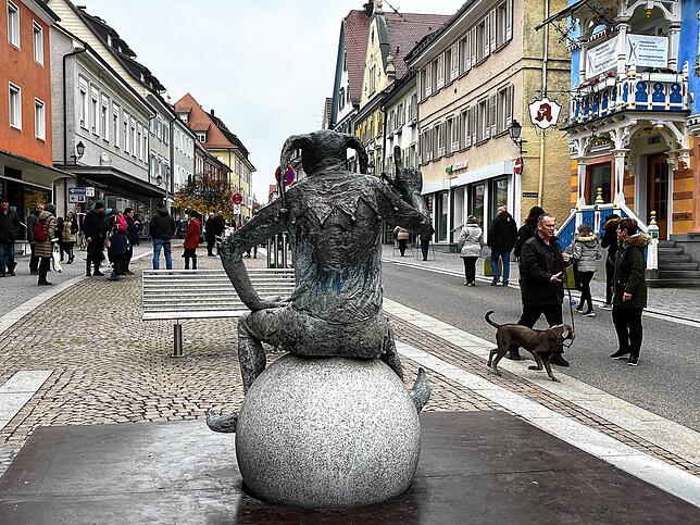 Hans Kuony blickt auf die Menschen, die den verkaufsoffenen Sonntag nutzen.