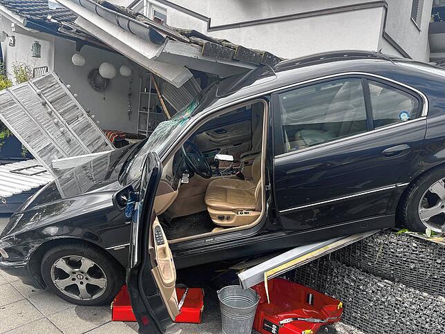 Rund 100.000 Franken Schaden entstand bei einem Autounfall am Mittwoch in Schlossrued, Kanton Aargau, als ein 79-Jähriger die Kontrolle ...