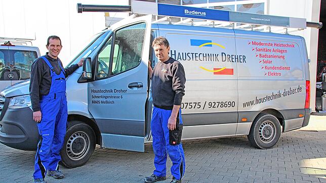 Die Haustechnik Dreher, hier Inhaber Richard Dreher (links) und sein langjähriger Mitarbeiter Jürgen Amann, präsentiert sich am Freitag ...