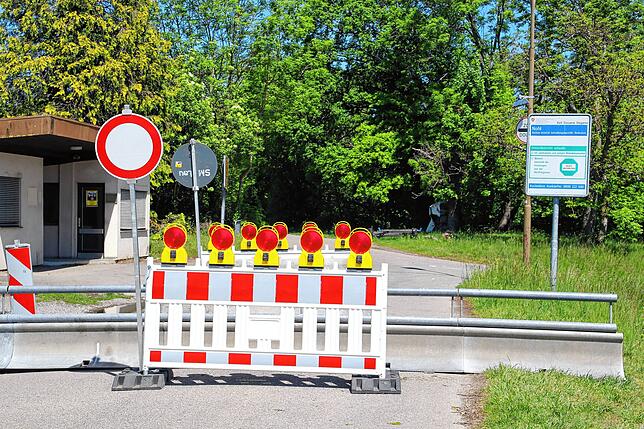 Umkehren heißt es für Autofahrer, Radler und Fußgänger, die den kleinen Grenzübergang bei Jestetten-Altenburg ins schweizerische Nohl ...