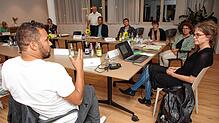 Nach dem Impulsvortrag von Claudia Diehl (rechts) wird im Seminarraum des Singener Hospiz diskutiert.